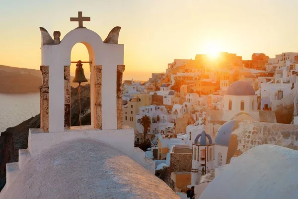 Santorini Skyline Solnedgång Med Kyrkklocka Och Byggnader Grekland — Stockfoto