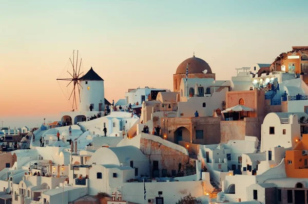 그리스에서 풍차와 건물들이 산토리니의 하늘이 — 스톡 사진