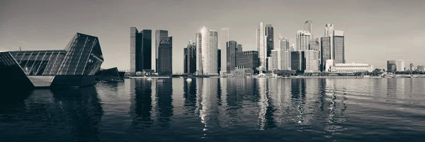 Skyline Von Singapur Mit Städtischen Gebäuden Über Wasser — Stockfoto