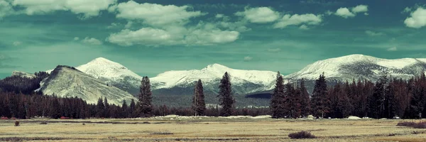 Vall Och Snö Bergspanorama Med Moln Yosemite — Stockfoto