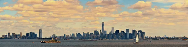 Manhattan Centrum Skyline Med Urbana Skyskrapor Och Moln — Stockfoto