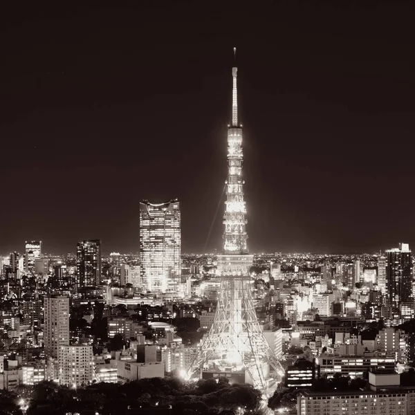 東京タワーと都会のスカイライン屋上からの夜景 — ストック写真