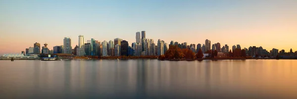 Vancouver Belvárosában Építészet Víz Gondolatokkal Naplemente Panoráma Hajóval — Stock Fotó