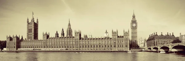大笨钟和在伦敦议会在黑色和白色的房子 — 图库照片