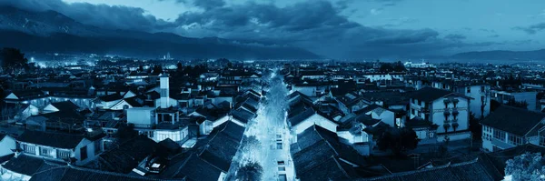 Dali eski kasabanın çatı manzarası alacakaranlıkta. Yunnan, Çin.