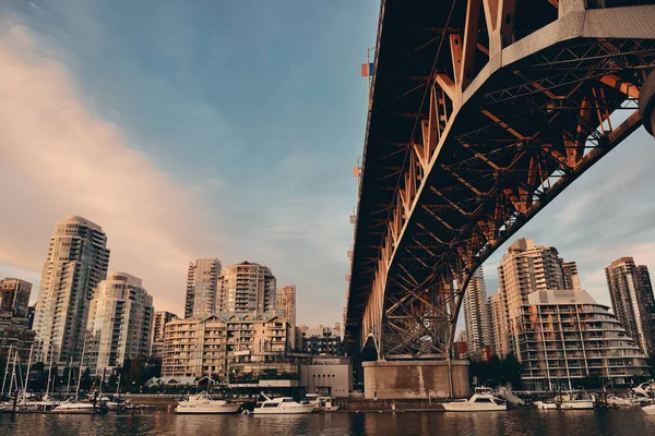 Ванкувер Фальс Крик Закате Мостом Лодкой — стоковое фото