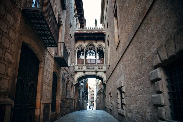 Pont Del Bisbe Narrow Street Gothic Quarter Barcelona Spain — Stock Photo, Image