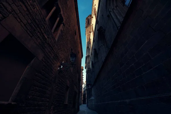 西班牙巴塞罗那哥特式区狭窄的小巷 — 图库照片