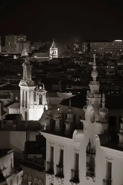 西班牙塞维利亚夜景天窗与城市天际线 — 图库照片