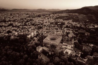 Granada, İspanya 'daki tarihi binalarla Alhambra hava manzarası.