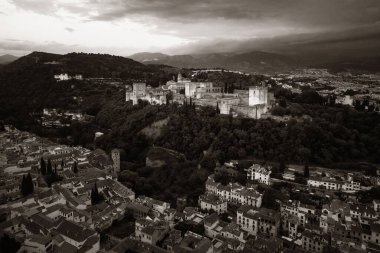 Granada, İspanya 'daki tarihi binalarla geceleyin Alhambra hava manzarası.