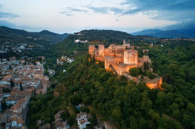 Granada, İspanya 'daki tarihi binalarla geceleyin Alhambra hava manzarası.