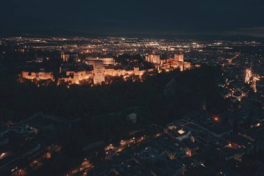 Granada, İspanya 'daki tarihi binalarla geceleyin Alhambra hava manzarası.