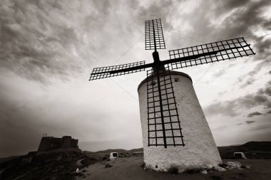 İspanya 'da Toledo yakınlarındaki Consuegra' da yel değirmeni yakın çekim görüntüsü
