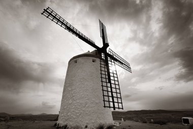 İspanya 'da Toledo yakınlarındaki Consuegra' da yel değirmeni yakın çekim görüntüsü