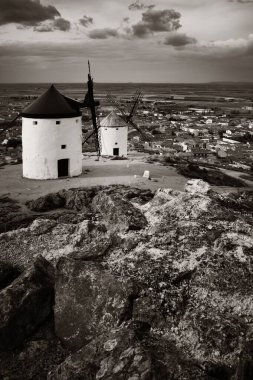 İspanya 'da Toledo yakınlarında Consuegra' da yel değirmeni