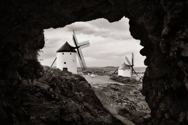 İspanya 'da Toledo yakınlarındaki Consuegra' daki mağaradan yel değirmeni görüntülendi