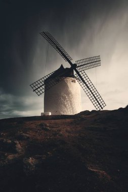 İspanya 'da Toledo yakınlarında Consuegra' da yel değirmeni