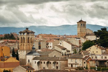 İspanya 'da tarihi çan kulesi manzaralı Segovia silueti