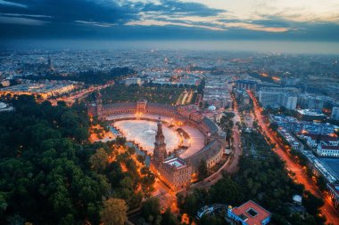 İspanya 'nın Sevilla şehrinde gece yarısı Plaza de Espana ya da İspanya Meydanı hava manzarası