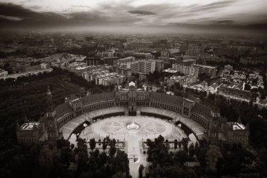 İspanya 'nın Sevilla kentindeki Plaza de Espana ya da İspanya Meydanı hava manzarası