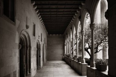 Yürüyüş yolu. Barselona İspanya 'daki Santa Maria de Montserrat Manastırı. 