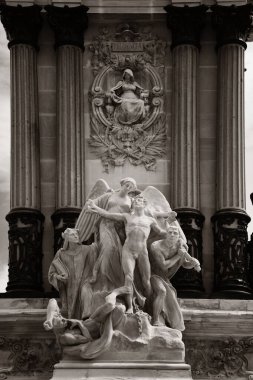 Madrid, İspanya 'daki El Retiro Parkı' ndaki XII. Alfonso Anıtı.