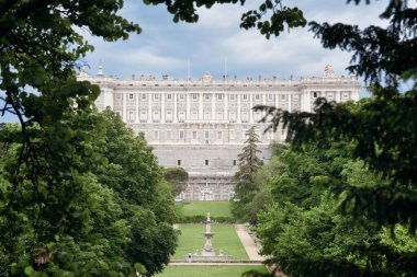 Madrid İspanya'da bahçede Royal Palace tarihi bina closeup görünümü.