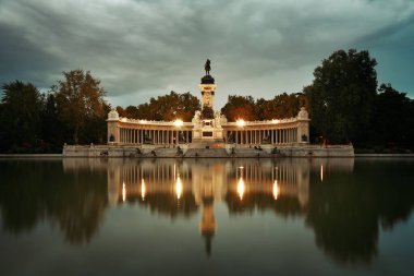 Madrid, İspanya 'daki El Retiro Parkı' ndaki XII. Alfonso Anıtı.