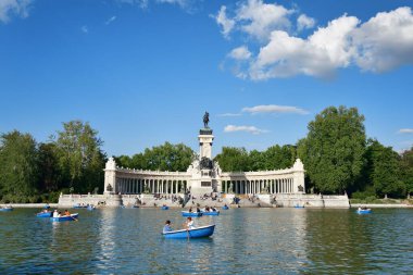 Madrid El Retiro Park Alfonso Xii Anıtı ile gölde Tekne, İspanya.