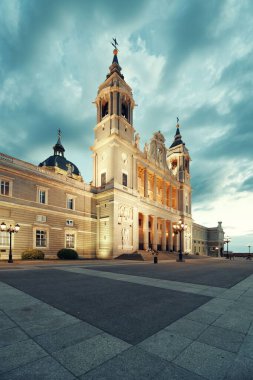 Aziz Mary Katedrali. La Almudena Krallığı. Madrid 'de gece vakti..