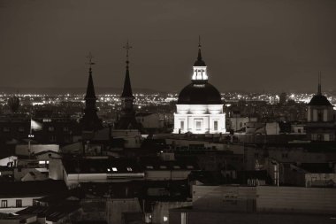 İspanya'da alacakaranlıkta şehir siluetinin Madrid çatı görünümü.