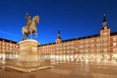 Plaza Belediye Başkanı Madrid, İspanya 'daki tarihi binalarla geceleyin.