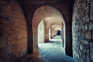 Kemer yapısı olan yürüyüş yolu. Barcelona, İspanya 'daki Castell de Montjuic Kalesi