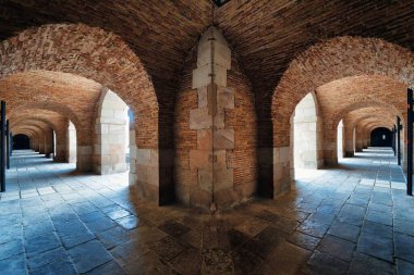 Kemer yapısı olan yürüyüş yolu. Barcelona, İspanya 'daki Castell de Montjuic Kalesi