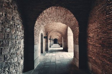 Kemer yapısı olan yürüyüş yolu. Barcelona, İspanya 'daki Castell de Montjuic Kalesi