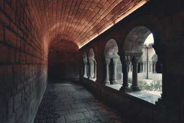 Pueblo Espanol Barcelona, İspanya 'daki Romanesque Manastırı' nın koridorunda.