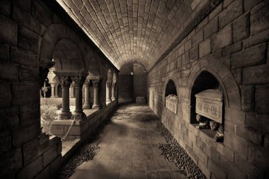 Pueblo Espanol Barcelona, İspanya 'daki Romanesque Manastırı' nın koridorunda.