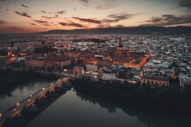 Cordoba 'nın antik mimarisi İspanya' da gece havadan izlendi..