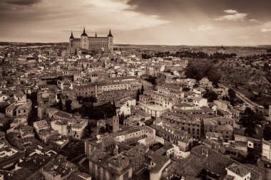 İspanya 'nın tarihi binalarıyla Toledo şehrinin havadan görünüşü.