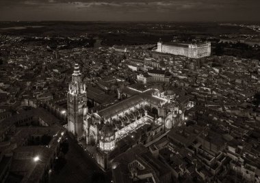 Toledo 'lu Aziz Mary Katedrali' nin primat Katedrali gece İspanya 'da görülmektedir.