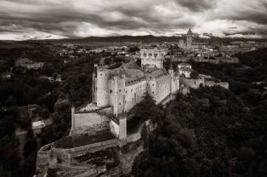 İspanya 'nın ünlü hava manzarası olarak Segovia' lı Alcazar.