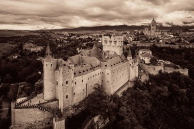 İspanya 'nın ünlü hava manzarası olarak Segovia' lı Alcazar.