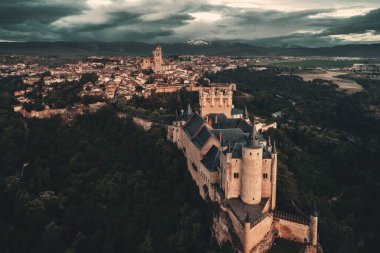 İspanya 'nın ünlü hava manzarası olarak Segovia' lı Alcazar.