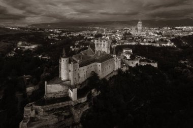 İspanya 'nın en ünlü hava manzarası Segovia' lı Alcazar..