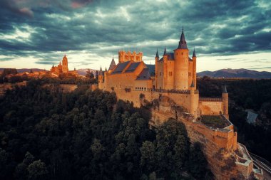 Günbatımında İspanya 'nın ünlü hava manzarası Segovia' lı Alcazar.