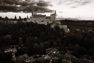 İspanya 'nın ünlü hava manzarası olarak Segovia' lı Alcazar.