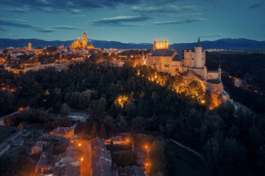 İspanya 'nın en ünlü hava manzarası Segovia' lı Alcazar..
