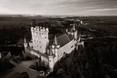 İspanya 'nın ünlü hava manzarası olarak Segovia' lı Alcazar.