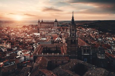 İspanya 'da gün batımında Toledo' lu Aziz Mary Katedrali hava manzarası